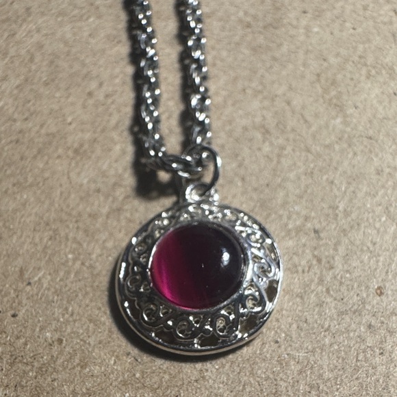 Elegant Silver Necklace with Pink Gemstone - Picture 2 of 4